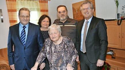 Bei der Gratulation (von links): Heinrich Stoppel (Sohn), Dorothea Gassan (Tochter), Helena Stoppel, Paul Gassan (Schwiegersohn) und Bürgermeister Rainer Detsch.  Foto: K.- H. Hofmann
