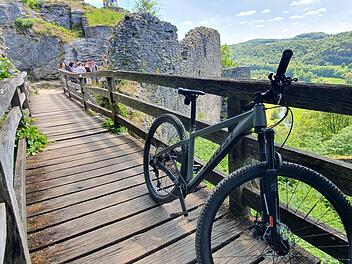Die Burgruine Neideck: Ein Highlight in der Fränkischen Schweiz und Ausgangspunkt für eine beeindruckende Mountainbike-Tour für unseren FT-Reporter. Foto: Ronald Heck