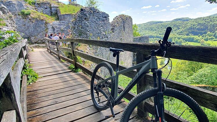 Die Burgruine Neideck: Ein Highlight in der Fränkischen Schweiz und Ausgangspunkt für eine beeindruckende Mountainbike-Tour für unseren FT-Reporter. Foto: Ronald Heck