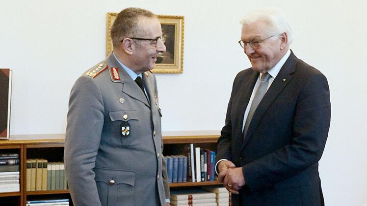 Die Langzeitdoku "Soldat Nr. 1 - Der General und die Zeitenwende" begleitete Bundeswehr-Generalinspekteur Carsten Breuer (links) neun Monate lang. Hier ist er zu Besuch bei Bundespräsident Frank-Walter Steinmeier. Er schaut regelmäßig vorbei - zum sicherheitspolitischen Briefing.