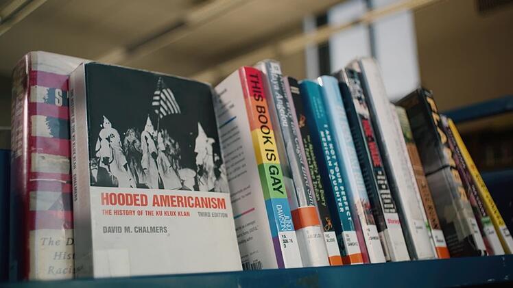 Allein 2025 wurden Tausende B&uuml;cher aus Schulbibliotheken entfernt. Es sind vor allem Werke verboten, die sich mit Rassismus, Sexualit&auml;t und LGBTQ+-Themen befassen. Besonders betroffen sind die Bundesstaaten Texas und Florida.