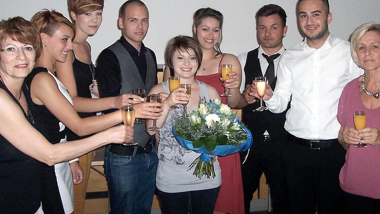 Obermeisterin Monika Henneberger, Anna Ilgen, Bianca Ackermann, Sebastian Gutjahr, Barbara Schuster, Francesca Bender, Thomas Beetz, Emre Pirbudak und Lydia Keim stoßen an.