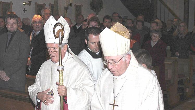 Anlässlich der bischöflichen Visitation des Altdekanats Haßfurt feierten Weihbischof Ulrich Boom (rechts) und Bischof Friedhelm Hofmann in der Pfarrkirche Sankt Konrad in Burgpreppach ein Pontifikalamt. Mitzelebranten waren Dekan Stefan Gessner aus Baunach, Hofheims Pfarrer Gerd Greier sowie der Baunacher Kaplan Sebastian Krems. Mit der Messfeier in Burgpreppach begann die Visitiation offiziell.  Foto: rn