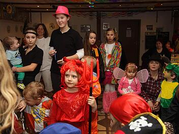Interessiert folgen die Kinder den Vorführungen im Saal, bevor sie selbst wieder mit Ballonbasteln und Tanz am Zug sind. Fotos: Richard Sänger