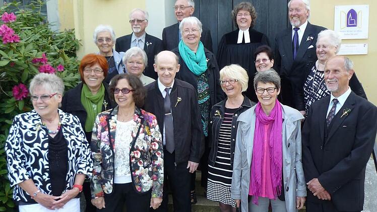 Die Jubelkonfirmanden aus Pressig mit Pfarrerin Claudia Grüning-Göll (hinten, 2. v.r.)  Foto: privat