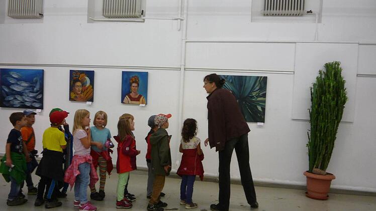 uch die Kinder des Burker Kindergartens interessieren sich für die Bilder von Araceli Navarro Ramirez. Fotos: Görner