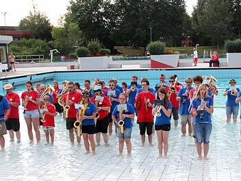 Die Stadtkapelle Höchstadt (rote T-Shirts) und die Blaskapelle Wachenroth musizierten gemeinsam. Foto: Johanna Blum