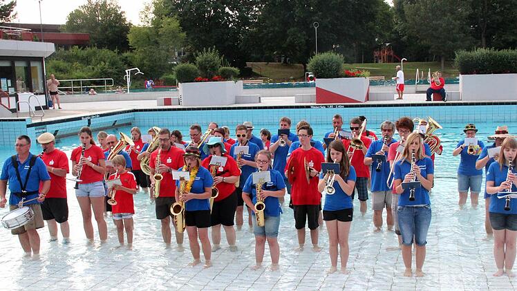 Die Stadtkapelle Höchstadt (rote T-Shirts) und die Blaskapelle Wachenroth musizierten gemeinsam. Foto: Johanna Blum