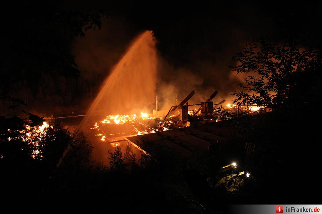 Riesiges Flammeninferno zerstoert grosses Saegewerk - Meterhohe Flammen