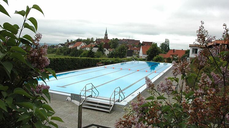 Nachdem das Schwimmbad auf den neuesten Stand gebracht wurde, macht man sich mit einer Machbarkeitsstudie Gedanken, wie das Umfeld sinnvoll gestaltet werden könnte. Archiv-Foto: Schmidt