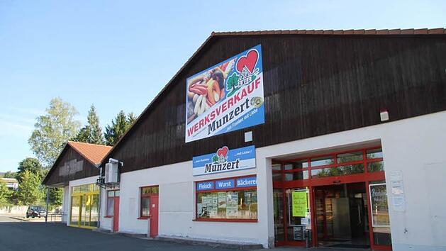 Der alte Rewe-Markt in Stadtsteinach steht nicht ganz leer: Der Munzert-Werksverkauf ist noch vorhanden, auch Buchauer Holzofenbrot und Backwaren werden im Vorraum des Marktes verkauft. Foto: Sonja Adam