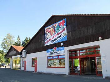 Der alte Rewe-Markt in Stadtsteinach steht nicht ganz leer: Der Munzert-Werksverkauf ist noch vorhanden, auch Buchauer Holzofenbrot und Backwaren werden im Vorraum des Marktes verkauft. Foto: Sonja Adam
