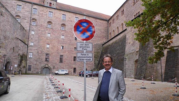 Bürgermeister Stefan Schaffranek meint, dass die Öffnung des Kasernenhofs für Autos im Winterhalbjahr nur ein erster Schritt hin zu einer ganzjährigen Lösung sein darf. Foto: Holger Peilsteiner