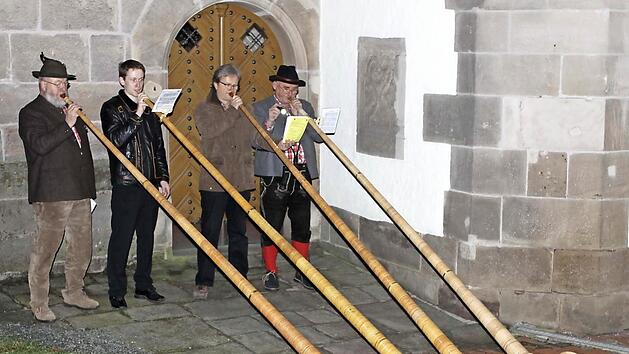 Schon vor dem Konzert machten die Alphornbl&auml;ser vor der Kirche "ger&auml;uschstark" auf sich aufmerksam. Foto: Michael Wunder