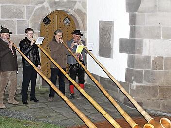 Schon vor dem Konzert machten die Alphornbläser vor der Kirche "geräuschstark" auf sich aufmerksam. Foto: Michael Wunder