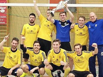 Dritter Turniersieg in Serie: Kirchehrenbach um Trainer Christian Martin (re.) und Dreifach-Final-Torschütze Niklas Stelzner (links daneben) darf den Wanderpokal des Franken-Bräu-Cups behalten.  Fotos: Daniel Ruppert