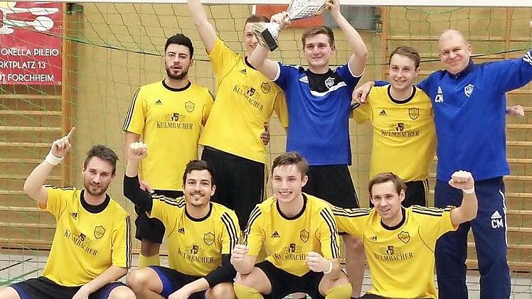 Dritter Turniersieg in Serie: Kirchehrenbach um Trainer Christian Martin (re.) und Dreifach-Final-Torschütze Niklas Stelzner (links daneben) darf den Wanderpokal des Franken-Bräu-Cups behalten.  Fotos: Daniel Ruppert