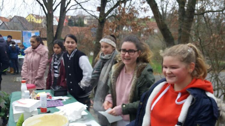 Alle Klassen hatten mit angepackt, um den Weihnachtsbasar attraktiv zu gestalten. Carmen Fehr