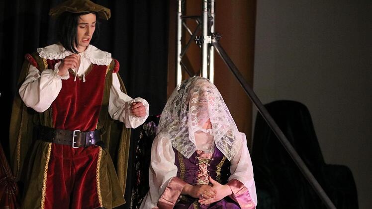 Die Theatergruppe des Franz Miltenberger Gymnasiums spielte "Was ihr wollt" von William Shakespeare. Fotos Sebastian Schmitt