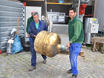 Mitarbeiter mit der vergoldeten  Kupferkugel. Diese Zeitkapsel  birgt unter anderem den "Fränkischen Tag" vom 12. Juli 1977.   Alle Fotos: Ronald Rinklef