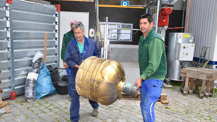 Mitarbeiter mit der vergoldeten  Kupferkugel. Diese Zeitkapsel  birgt unter anderem den "Fränkischen Tag" vom 12. Juli 1977.   Alle Fotos: Ronald Rinklef