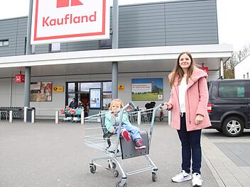 Die 13-jährige Anna kann mit Schwester Merle nun  leichter einkaufen: Der spezielle Einkaufswagen hat  eine größere Sitzfläche, damit gehbehinderte Kinder genug Platz haben. Stumpf