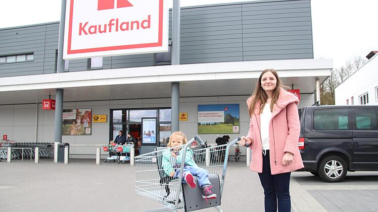 Die 13-jährige Anna kann mit Schwester Merle nun  leichter einkaufen: Der spezielle Einkaufswagen hat  eine größere Sitzfläche, damit gehbehinderte Kinder genug Platz haben. Stumpf