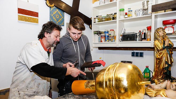 Meister Robert D&ouml;rfler gibt dem Lehrling Tipps.