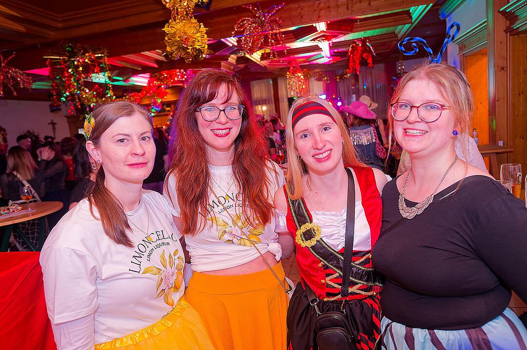 Drei Männerballetts, Musik von DJ Asti und vieles mehr gab es beim Weiberfasching!