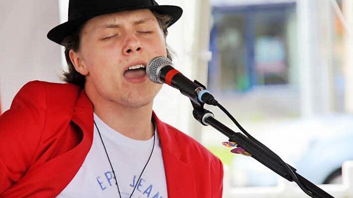 Überall in der Stadt wurde musiziert - unter anderem am Falterturm. Hier war die Gruppe "Sted Red" immerzu von Zuhörern umringt. Die Band spielt am 8. Juni übrigens auch am Stadtfest in Kitzingen.