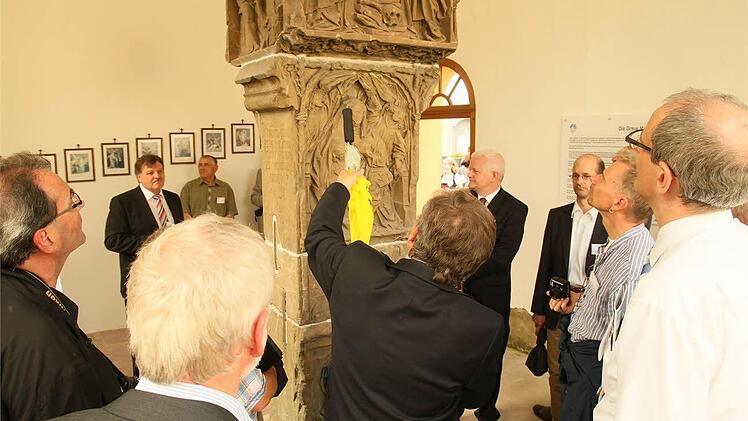 Elmar Hochholzer zeigt den Jurymitgliedern die graue Marter.