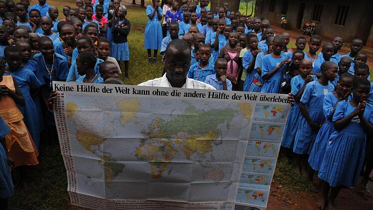 Ein Geschenk für die Grundschüler in Busagula. Foto: Stefan Reinmann