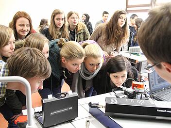 Interessiert: Schüler der 9. und 10. Jahrgangsstufe verfolgen Experimente mirt der Nano-Technologie. Fotos: Gerd Schaar
