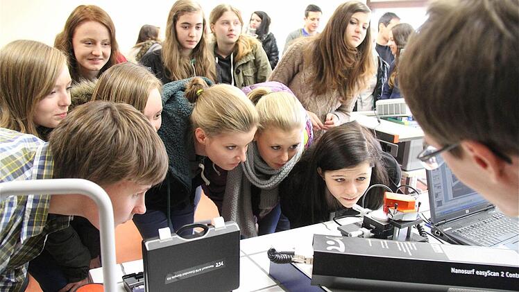 Interessiert: Schüler der 9. und 10. Jahrgangsstufe verfolgen Experimente mirt der Nano-Technologie. Fotos: Gerd Schaar