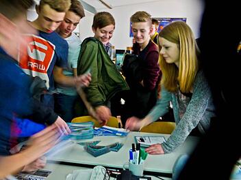 Der Informationsbedarf ist groß, Flyer sind begehrt bei den Schülern der neunten Klasse der Realschule.  Fotos: Pauline Lindner