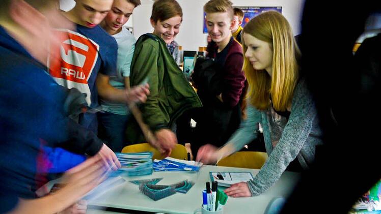 Der Informationsbedarf ist groß, Flyer sind begehrt bei den Schülern der neunten Klasse der Realschule.  Fotos: Pauline Lindner