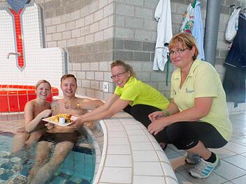 Ran an den Kunden. Die Ideen des neuen Thermen-Teams, hier Betriebsleiterin Stine Michel (Zweite von rechts) und Julia Hielscher (rechts), kommen bei der Kreistagsfraktion von CSU und Landvolk im Coburger Land sehr gut an. Foto: Therme Natur