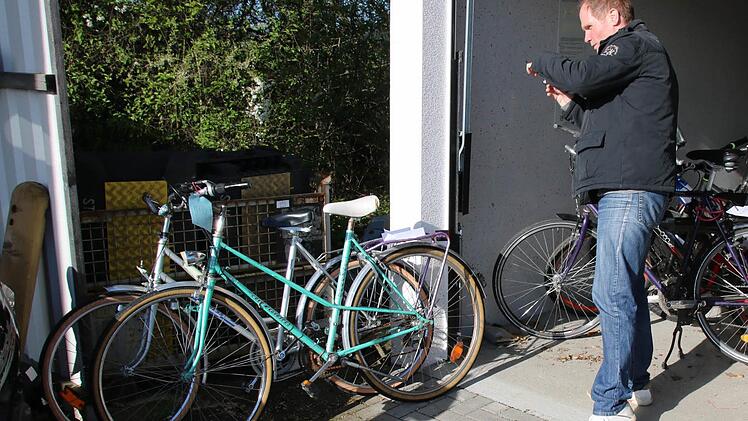 Bisher kannte der Beamte das Fahrrad nur vom Papier. Er fotografiert das Rad, das womöglich bald einen neuen Besitzer bekommt.