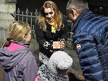 Alexandra Eyrich mit Mia, Anna und Lukas S., die sie seit 2013 begleitet.  Foto: Ronald Rinklef