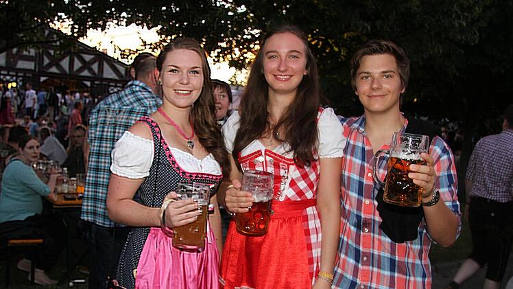 Laurina Limmer, Anna Keltsch und Sebastian Jancovic (von links) genießen die Atmosphäre auf dem neuen Festgelände.