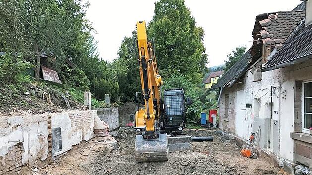 Die Nebengeb&auml;ude an der R&uuml;ckseite des Rathauses in F&ouml;lschnitz wurden inzwischen abgebrochen und beseitigt. Foto: Werner Rei&szlig;aus