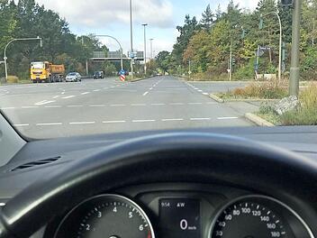 An dieser Stelle in der Pau-Gossen-Straße startete die teure Fahrt, allerdings bei Nacht.  Foto: Michael Busch