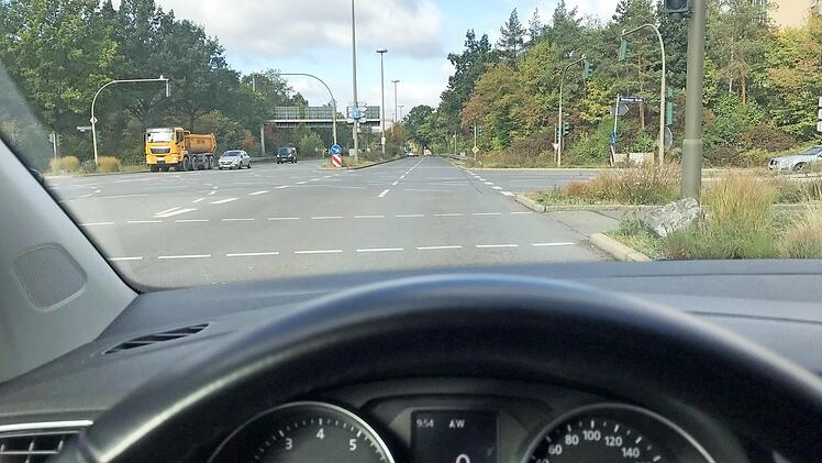 An dieser Stelle in der Pau-Gossen-Straße startete die teure Fahrt, allerdings bei Nacht.  Foto: Michael Busch
