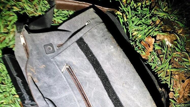 Auch diese Tasche wurde in der Nähe des Tatorts gefunden.