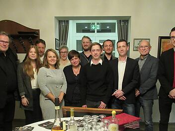 Landratskandidat Thomas Menz (3. von links) und Bürgermeisterkandidat Jan Marberg (rechts) mit den Stadtratskandidaten der Bad Brückenauer SPD: (von links) Ralf Keßler, Jasmin Holletzek,  Claudia Dorn, Angelika Somaruga, Julia  Schumm, Steffen Hildenbrand, Benjamin Wildenauer, David Fronczek,  Florian Wildenauer und Helmut Sharp. Foto: Timo Ortloff