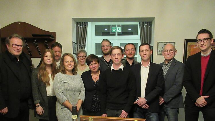 Landratskandidat Thomas Menz (3. von links) und Bürgermeisterkandidat Jan Marberg (rechts) mit den Stadtratskandidaten der Bad Brückenauer SPD: (von links) Ralf Keßler, Jasmin Holletzek,  Claudia Dorn, Angelika Somaruga, Julia  Schumm, Steffen Hildenbrand, Benjamin Wildenauer, David Fronczek,  Florian Wildenauer und Helmut Sharp. Foto: Timo Ortloff
