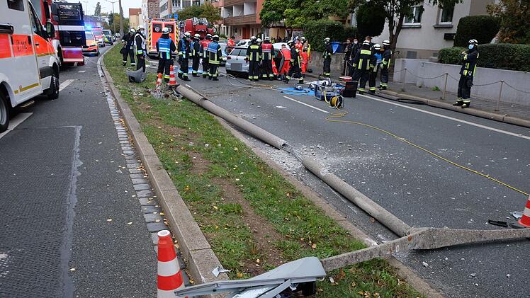 VW Golf f&auml;hrt gegen Lichtmast