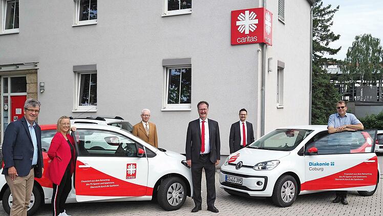 &Uuml;ber die Spende der Fahrzeuge f&uuml;r die ambulante Pflege freuten sich am Montag (von links): Norbert Hartz, Carolin Becker und Hermann Beckering zusammen mit Martin Faber, Stefan Schneyer und Ulrich von Brockdorff.