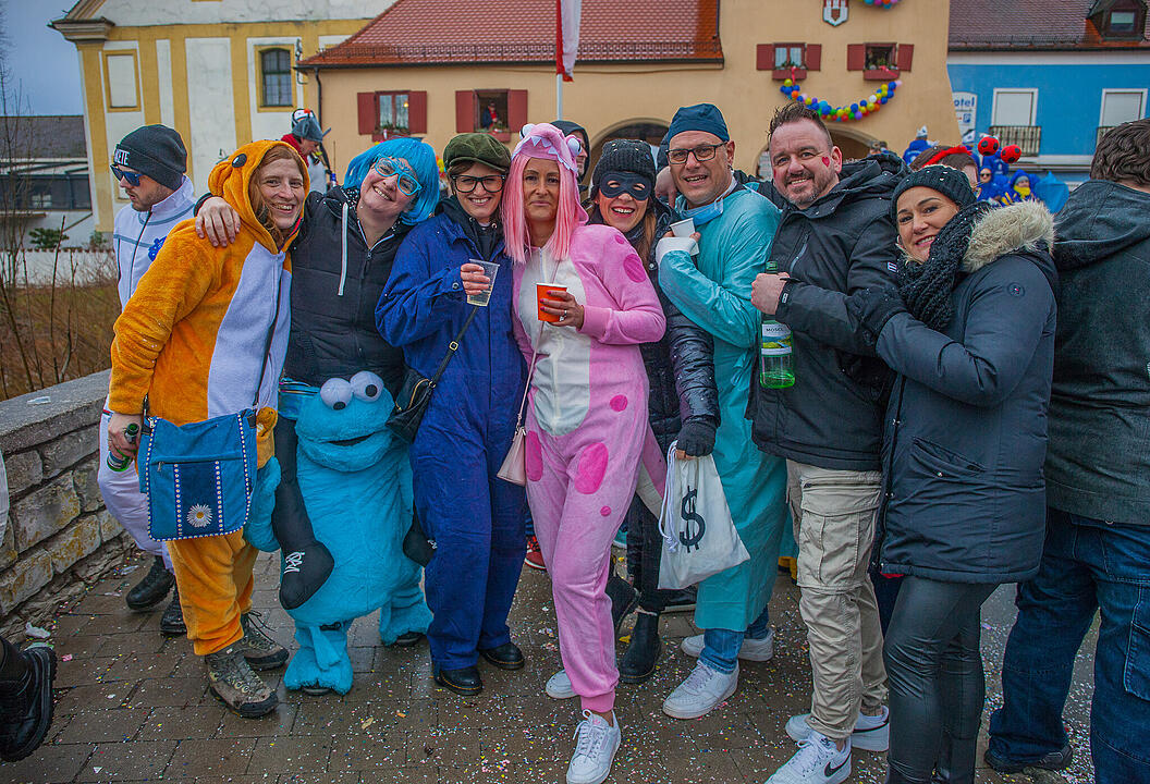 Tausende Narren und Närrinnen feierten auf der Straße