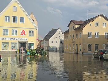 Greding: Wasser-Massen &uuml;berfluten Marktplatz &ndash; Feuerwehr rettet Schule